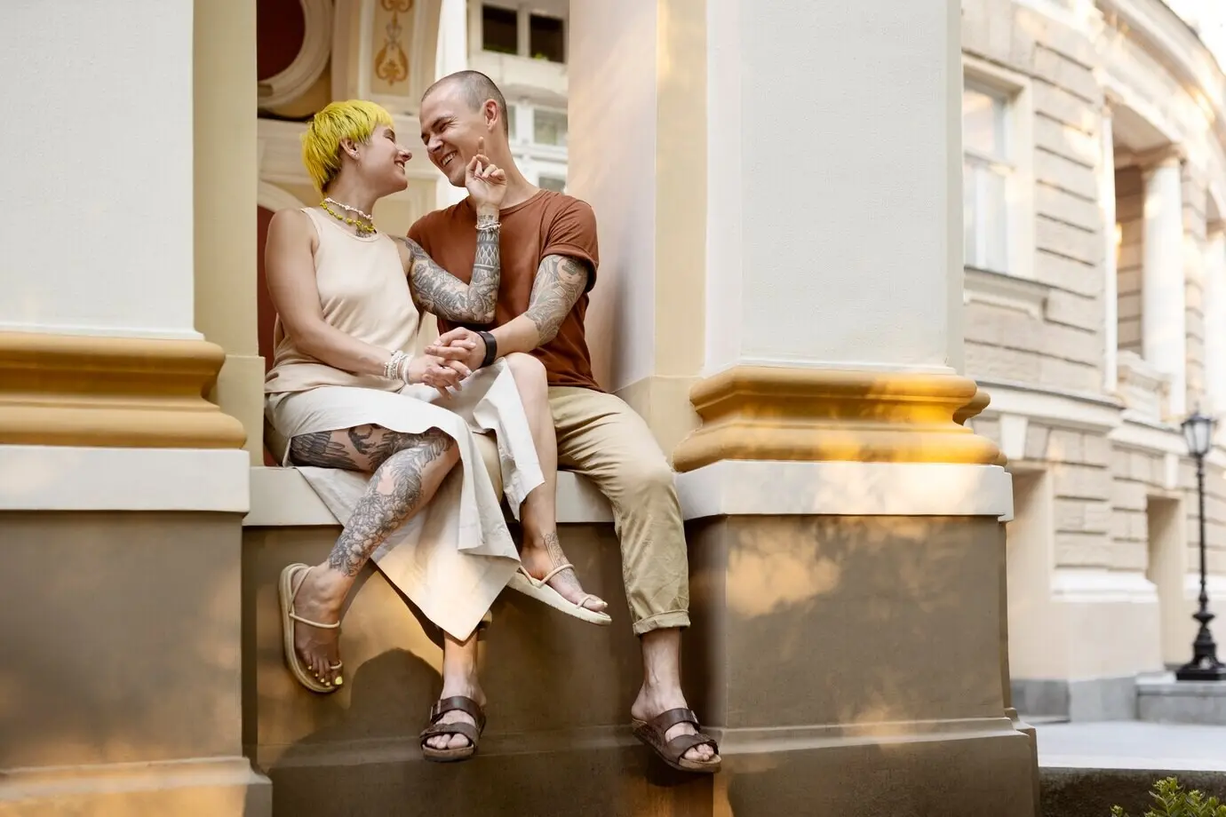 Ganzkörperaufnahme eines romantischen Paares, das zusammen sitzt.