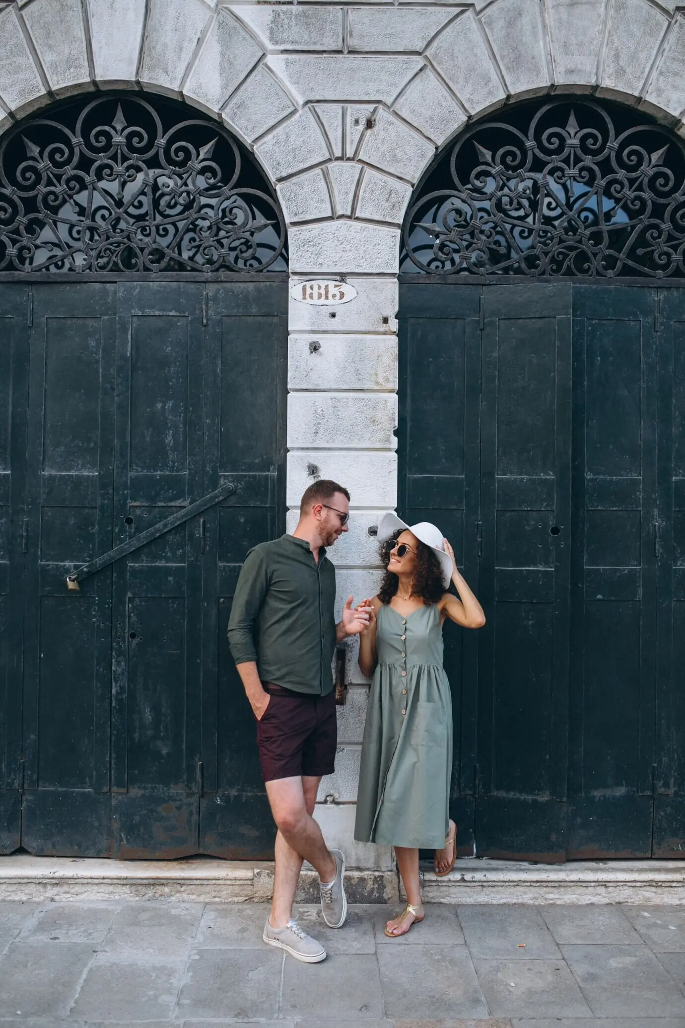 Ein Paar auf Hochzeitsreise in Venedig.